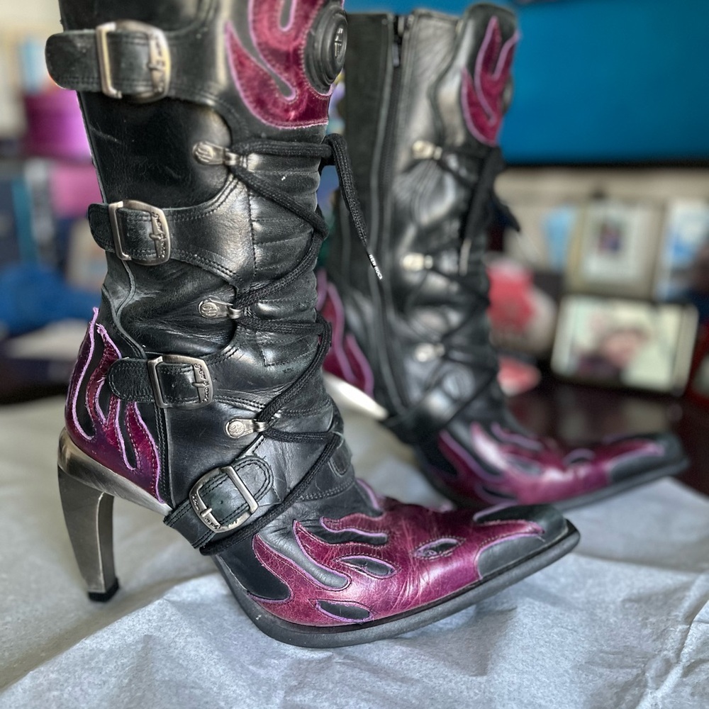 Cowgirl meets Motorcycle Babe vibe. Hot Boots.